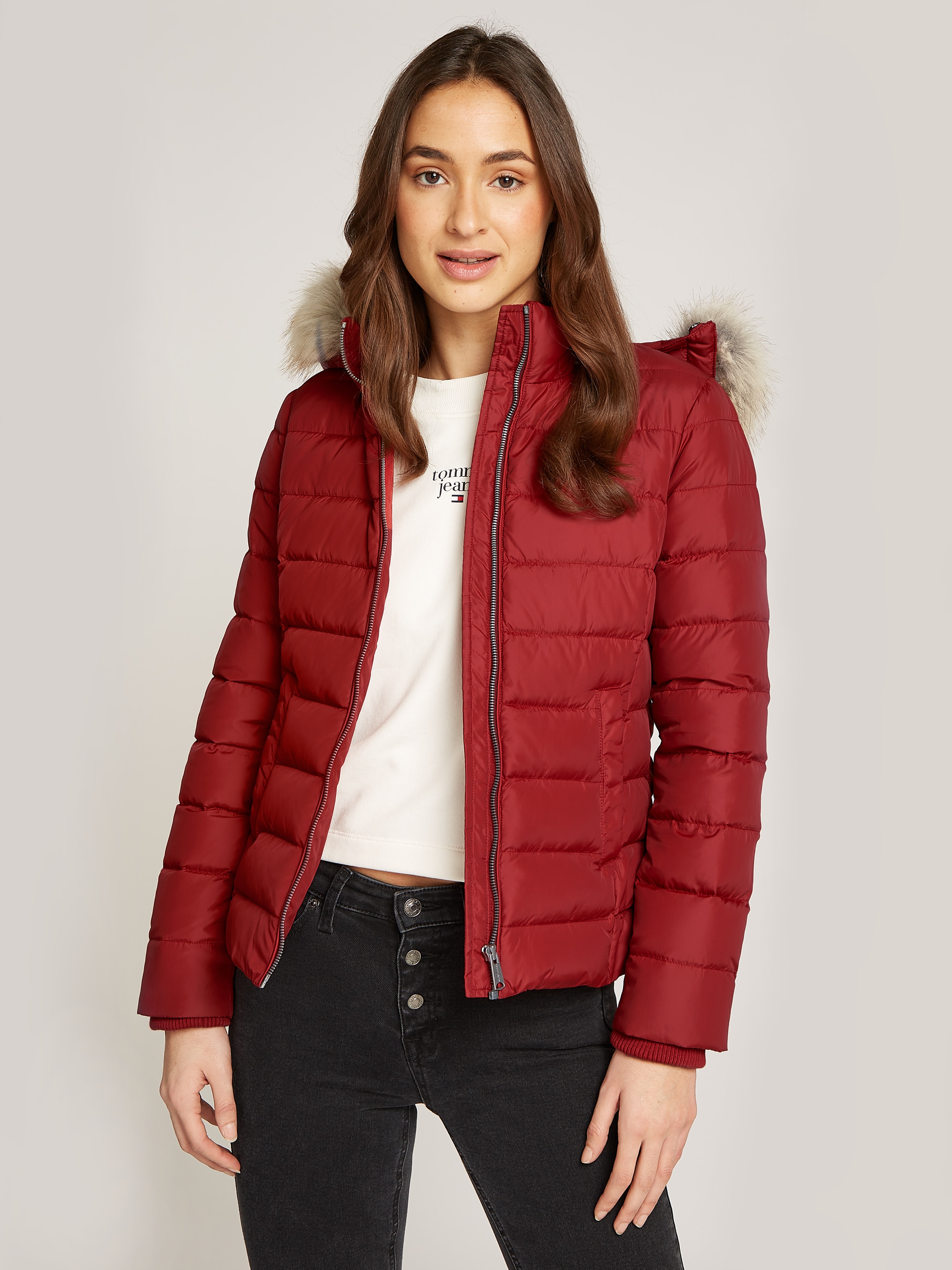 Steppjacke TOMMY JEANS "TJW BASIC HOODED DOWN JACKET EXT", Damen, Gr. XS (34), rot (regatta rot), Web, Obermaterial: 100% Polyester. Futter: 100% Polyester, unifarben, regular fit hüftlang, eingesetzt Bündchen, Jacken Steppjacke, mit Logostickerei,...