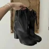 IPPEUM Tabis Stiefel Frauen Split Toe Schuhe 2024 Neue Mode Runde Ferse Plus Größe 43, Schwarz Leder