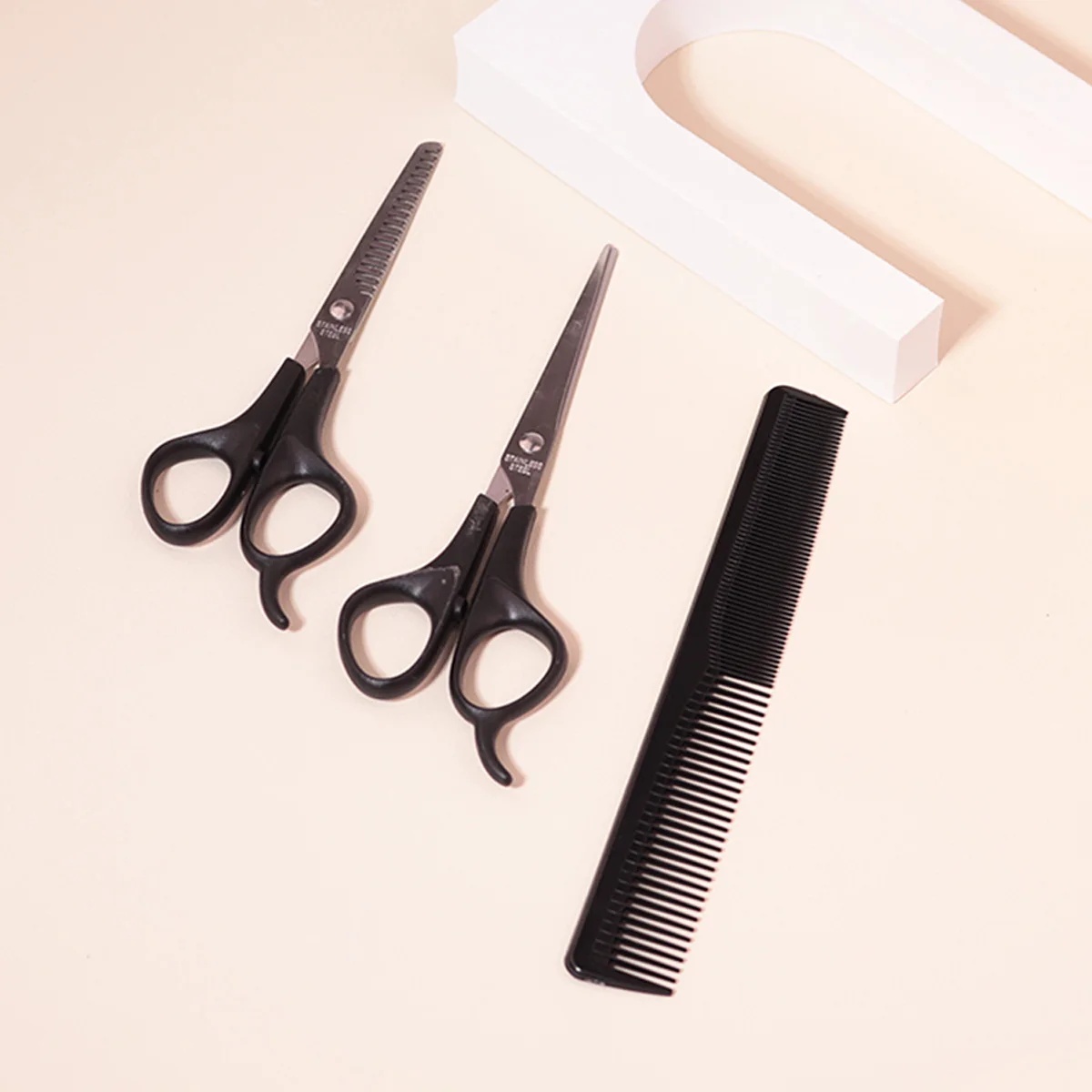 Professionelles Haarscheren- und Kammset, Haarschere zum Trimmen der Frisur, Haarausdünnungsschere und ein doppelseitiger Kamm Image
