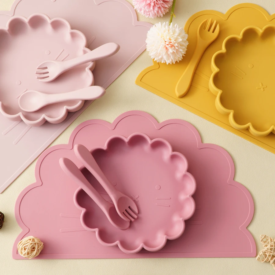 Großhandel bpa kostenlos Silikon Baby Fütterung sset 4 Stück Cartoon Formen Platz Matte weiche Löffel Gabel für Kinder Neugeborene Entwöhnung Geschirr Image