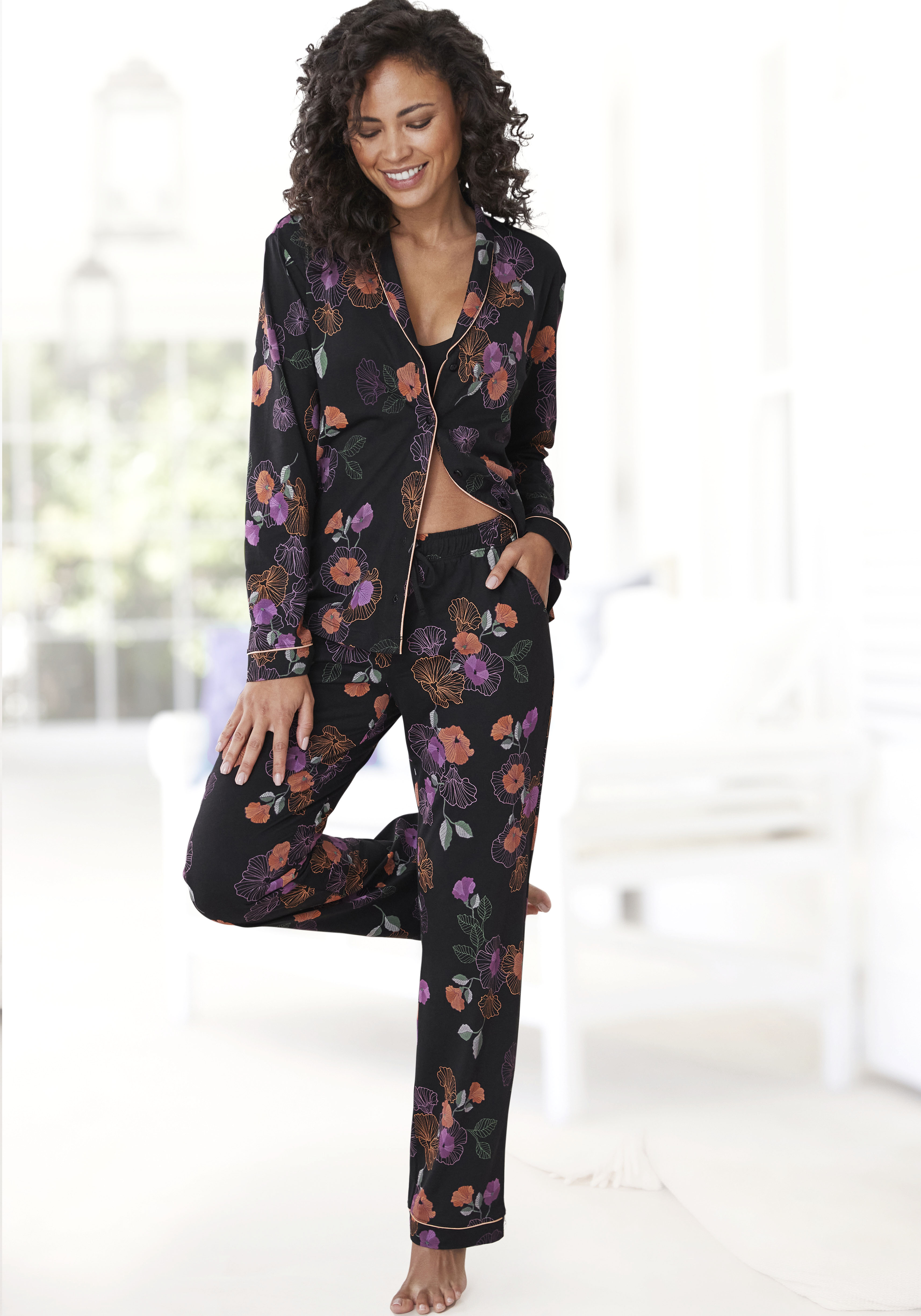 Pyjama VIVANCE DREAMS, Damen, Gr. 44/46, schwarz (schwarz geblümt), Single Jersey, Obermaterial: 50% Baumwolle, 50% Viskose, geblümt, Klassisch, bequem lang, V-Ausschnitt, Manschette, Homewear-Sets, mit Blumen-Druck Image