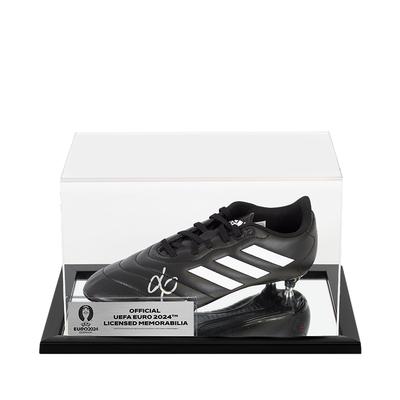 Offizieller, von Luis Enrique signierter schwarzer Adidas Goletto-Schuh der UEFA 2024 in einer Acrylhülle Image