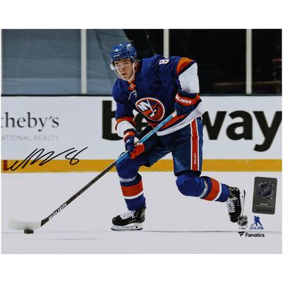 Signiertes Skating-Foto von Noah Dobson (New York Islanders), 20,3 x 25,4 cm, blaues Trikot Image