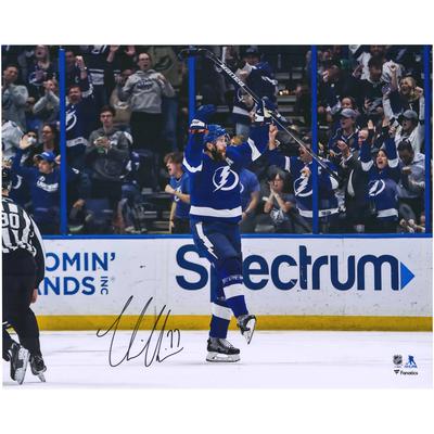Victor Hedman, Tampa Bay Lightning, signiertes 16 x 20 Zoll großes Jubiläumsfoto im blauen Trikot Image
