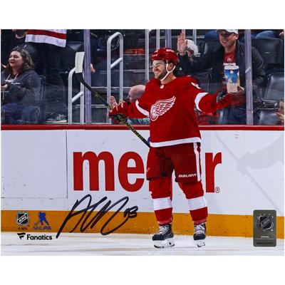Autogrammfoto von Alex DeBrincat von den Detroit Red Wings (20,3 x 25,4 cm) auf rotem Trikot Image