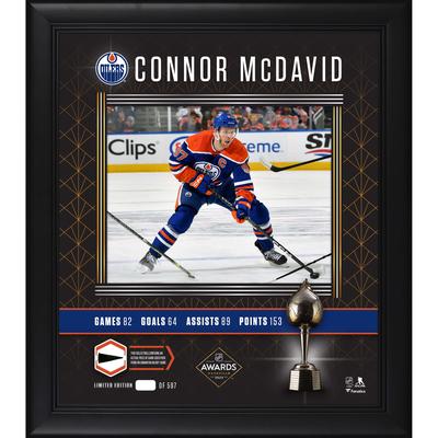 Connor McDavid, Gewinner der Hart Trophy der Edmonton Oilers 2023, gerahmtes 15 x 17 Zoll großes Foto mit einem Stück eines beim Spiel verwendeten Pucks – limitierte Auflage von 597 Stück Image