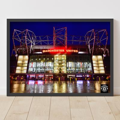 Manchester United Old Trafford Forecourt at Night Gerahmter Druck – A3 Image