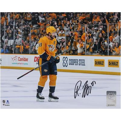 Autogrammfoto von Roman Josi von den Nashville Predators (20,3 x 25,4 cm) mit goldenem Trikot Image