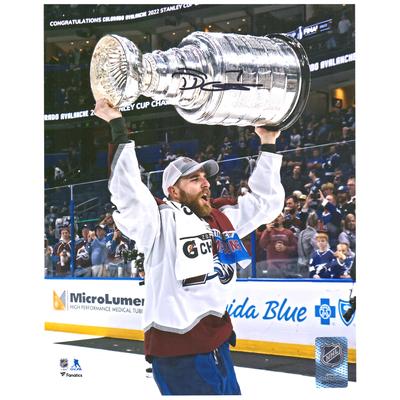 Devon Toews Colorado Avalanche signiertes Stanley Cup-Siegerfoto 2022, 20,3 x 25,4 cm, Raising Cup Image