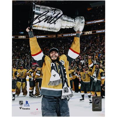 Brayden McNabb Vegas Golden Knights signiertes Stanley Cup-Siegerfoto 2023, 20,3 x 25,4 cm, Raising Cup Image
