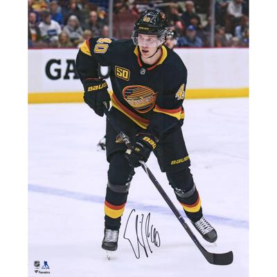 Signiertes Eiskunstlauffoto von Elias Pettersson von den Vancouver Canucks, 16 x 20 Zoll, in schwarzem Ausweichtrikot Image