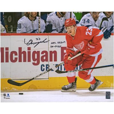 Signiertes Eislauffoto von Lucas Raymond von den Detroit Red Wings, 16 x 20 Zoll, mit der Aufschrift „NHL-Debüt 14.10.21“ Image