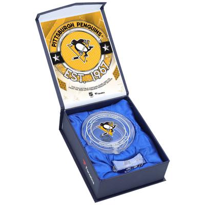 Pittsburgh Penguins Crystal Puck – gefüllt mit Heimeis aus der Saison 2023–24 Image
