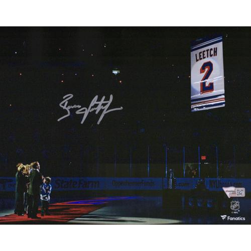 Brian Leetch signiertes 8 x 10 Zoll großes Trikot mit Banner zum Aufstellen beim Ruhestand der New York Rangers