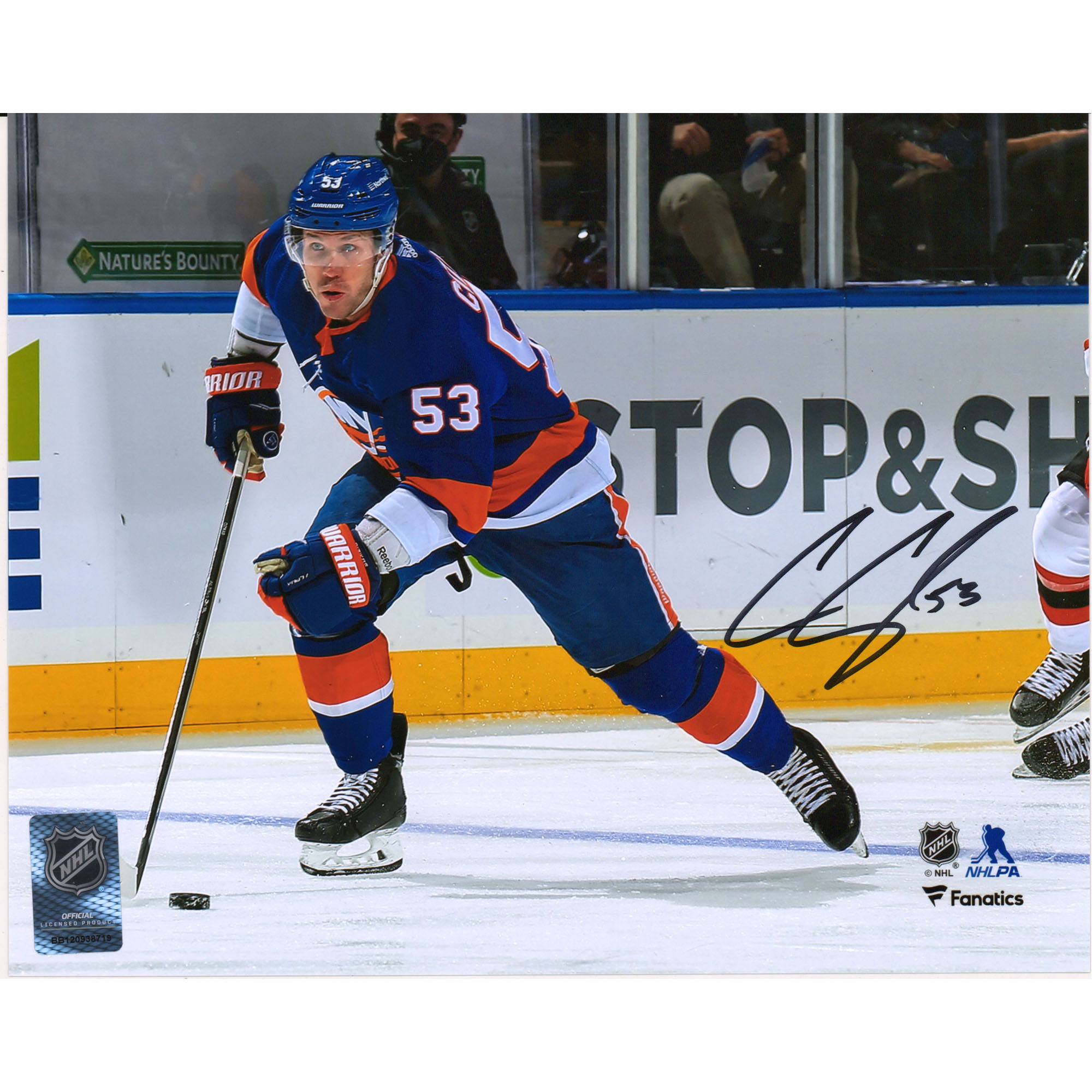 Signiertes Foto von Casey Cizikas, New York Islanders, 20,3 x 25,4 cm, Royal Jersey, Skating mit Puck Image