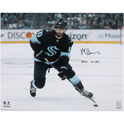 Von Matty Beniers signiertes Seattle Kraken 2023 Calder Trophy-Gewinnertrikot, 16 x 20 Zoll, Marineblaues Trikot mit Puck, Foto mit der Aufschrift „2023 Calder“ Image