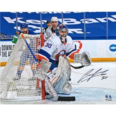 Autogrammfoto von Ilya Sorokin von den New York Islanders, 16 x 20 Zoll, weißes Trikot im Netz Image