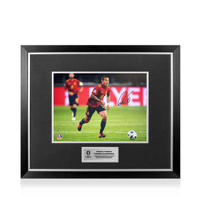Offizielles signiertes und gerahmtes Spanien-Foto von Thiago Alcantara (UEFA 2024): In Aktion Image