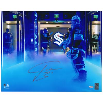 Von Philipp Grubauer signiertes 16 x 20 Zoll großes Tunnelfoto vor dem Spiel von Seattle Kraken Image