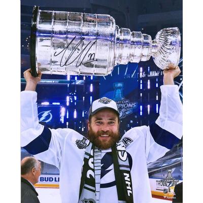 Signiertes Foto „Raising Cup“ der Stanley Cup-Sieger 2020 von Victor Hedman, Tampa Bay Lightning, 16 x 20 Zoll Image