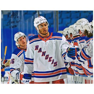 Von K'Andre Miller signiertes Handshake-Foto der New York Rangers (16 x 20 Zoll) mit der Aufschrift „1. NHL-Tor 26.01.21“ Image