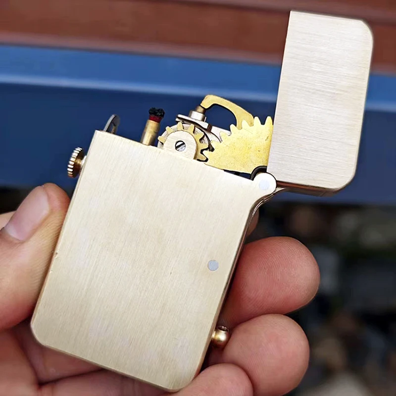 Halbautomatisches mechanisches Feuerzeug Vintage Kreatives seltenes Messing-Kerosinfeuerzeug Einzigartige Struktur Image