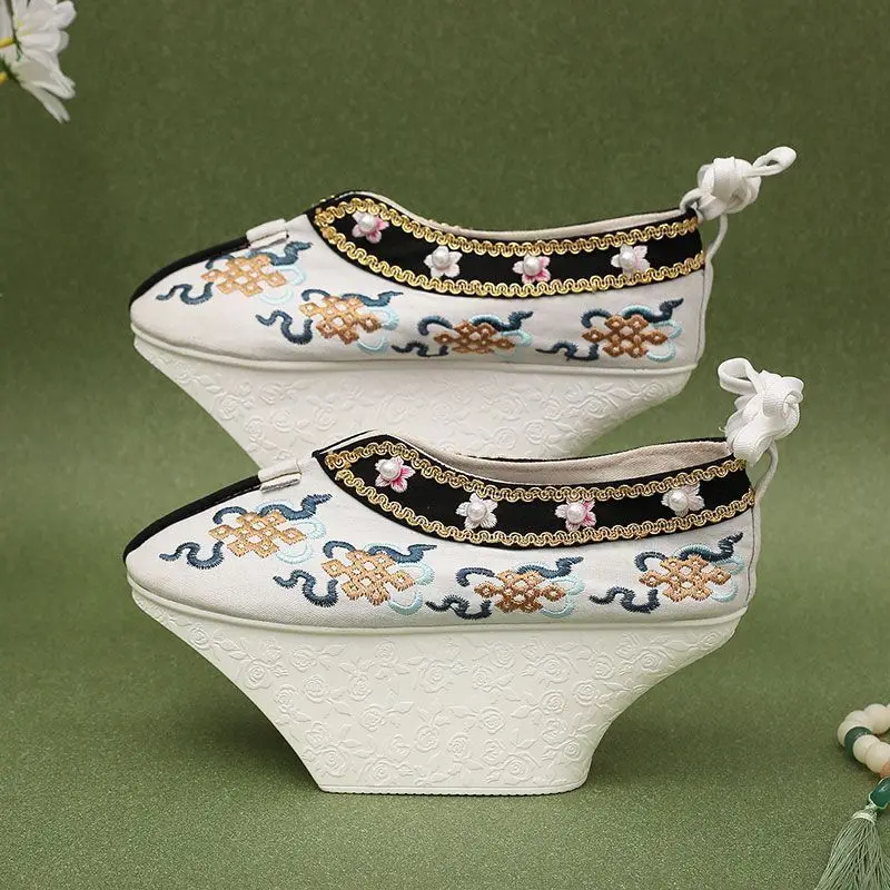 Alte Hanfu Schuhe ethnische Plattform Schuhe Palast Blume Boden Schuhe Ming Dynastie Wolke Schuhe Palast Damen bestickte Schuhe