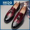 Hkdq Quasten Lack leder Slipper für Männer trend ige rote Glitzer elegante Herren Kleid Schuhe Mode Slip-On soziale formelle Schuhe Mann