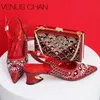 Neueste rote Farbe hochwertige Pumps High Heels verziert mit Strass Blumen Design Party Damenschuhe