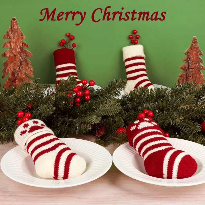 Weihnachten gestrickte Strümpfe rot weiß kleine Geschenkt üte Katze Pfote Anhänger Weihnachts baum Dekorationen Weihnachts geschenk Süßigkeiten hängen gestrickte Socken Image