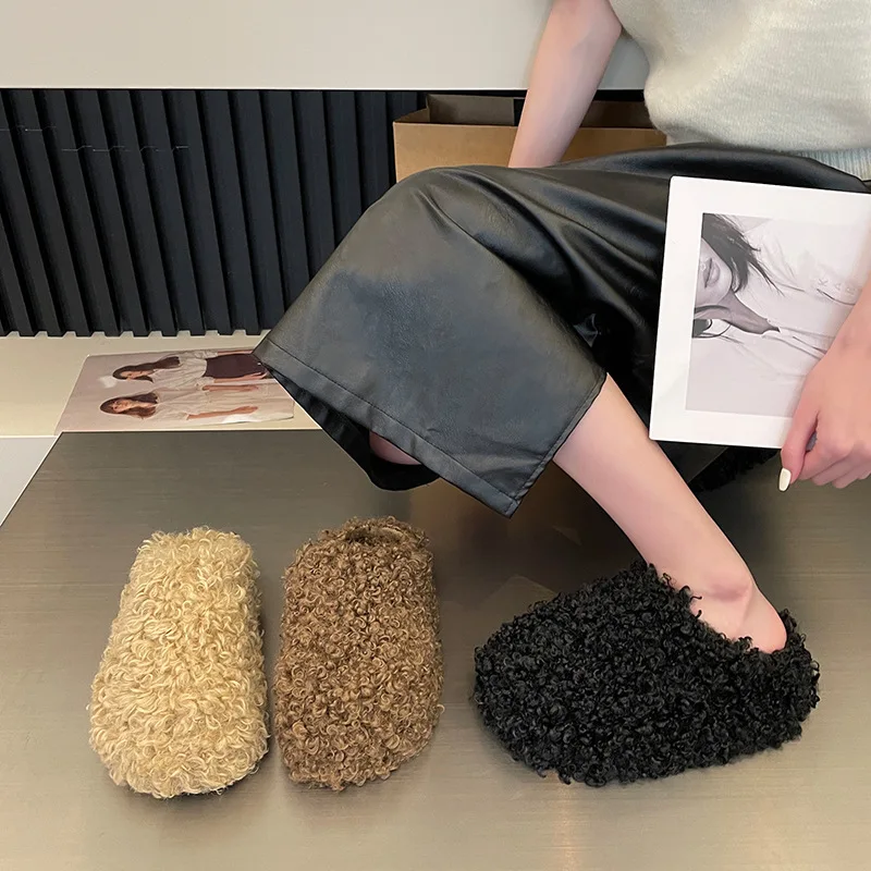 Plüsch-Winterhausschuhe für Damen mit Plateau, geschlossener Zehenpartie und Blockabsatz, Modell 2026, Rom-Stil Image