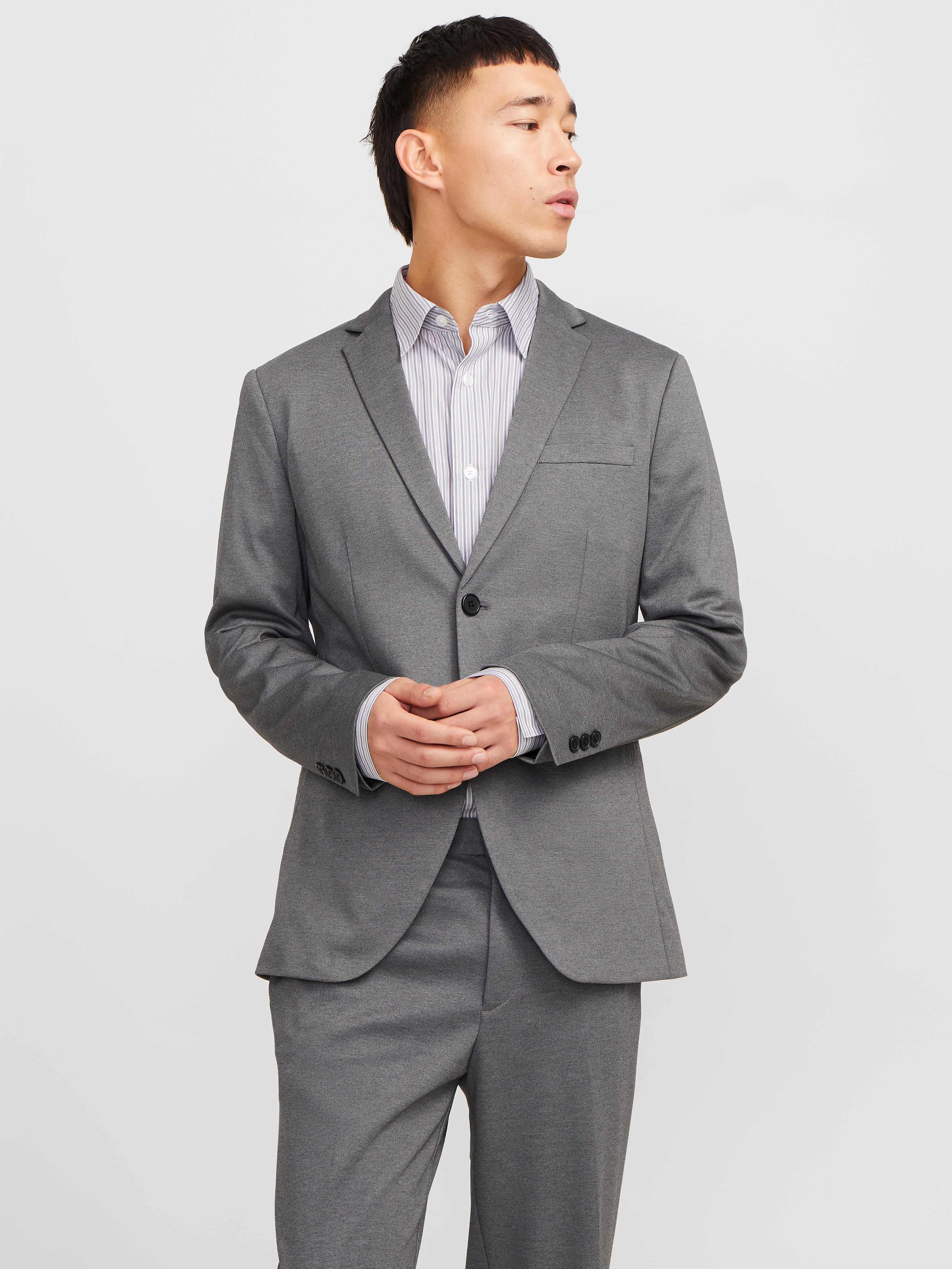 Sakko JACK & JONES "JPRJAXON Jersey Blazer mit Stretch für stylischen Look", Herren, Gr. 52, grau (dunkelgrau melange), Web, Obermaterial: 74% Polyester, 22% Viskose, 4% Elasthan, meliert, slim fit, Sakkos Sakko, meliert, modisch, slim fit, Materialmix