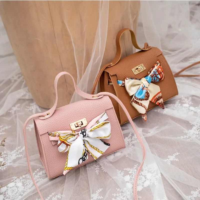 Sac à bandoulière en cuir PU avec ruban pour femme, mini sac à main à rabat pour femme, portefeuille à la mode, sac messager lancé, fourre-tout à nœud décoratif, nouveau, 2024