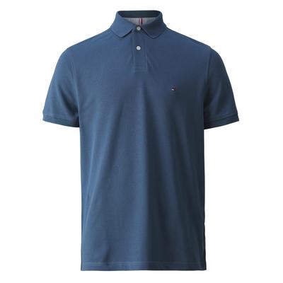 Herren-Poloshirt der Marke Tommy Hilfiger. Die Polos von Tommy Hilfiger sind aus Bio-Baumwolle und Elastan gefertigt und