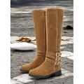 Hohe, hellbraune kniehohe Damenstiefel mit Doppelschnalle und Reißverschlussdetail – stilvolles und strapazierfähiges Schuhwerk für Herbst und Winter im Freien