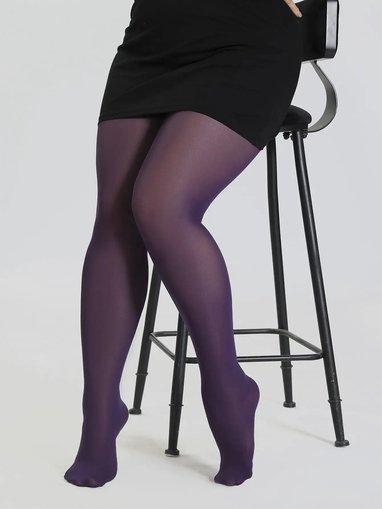 Eine modische, vielseitige, schlanke, übergroße, atmungsaktive, einfarbige, elastische Strumpfhose aus Nylon in Übergröße Image