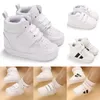 Neugeborenen Baby Schuhe Junge Mädchen Klassische Sport Weiche Sohle PU Leder Einfarbig Erste Wanderer Casual Turnschuhe Weiß Taufe Schuhe