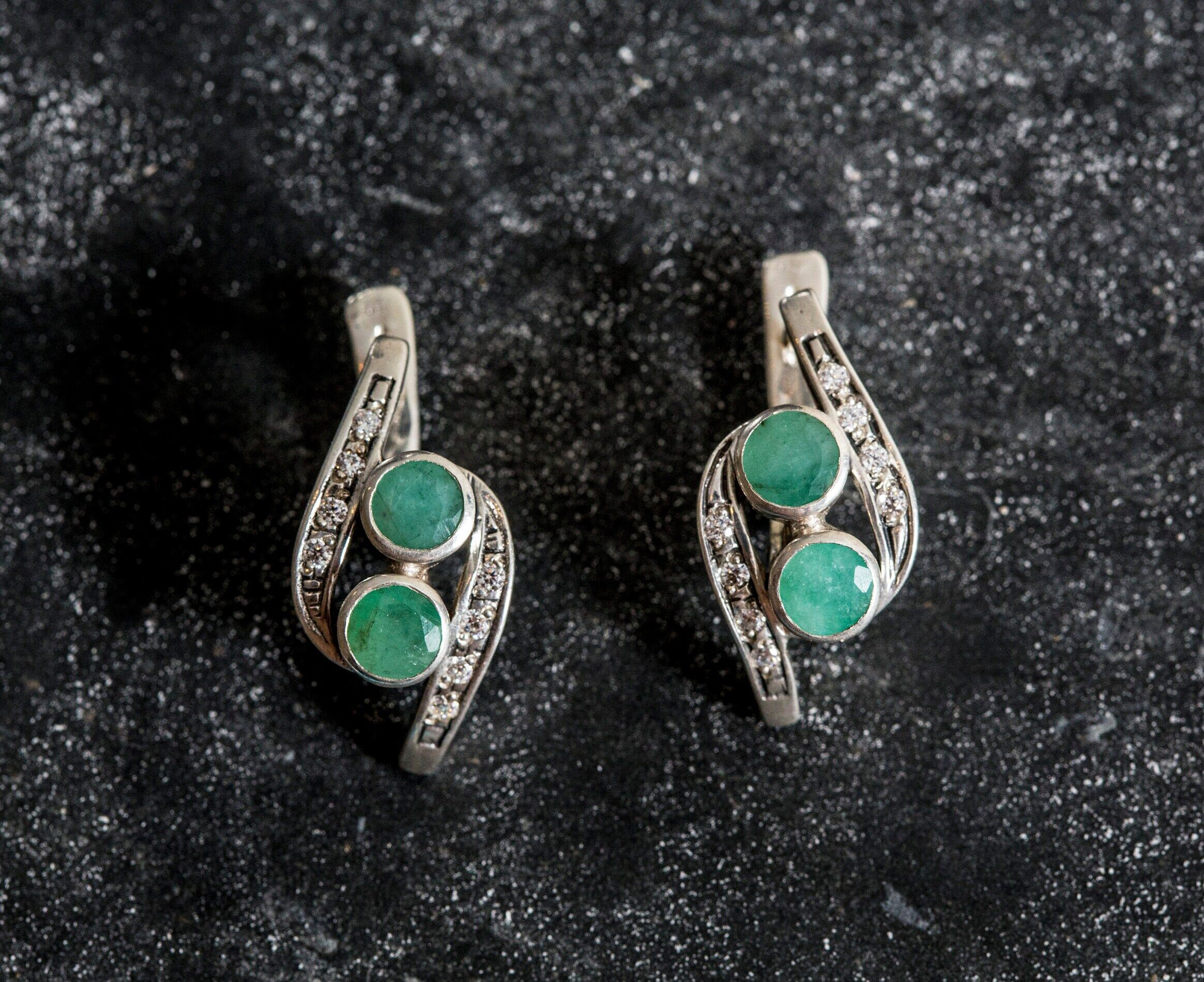 Smaragd Ohrringe, natürlicher Smaragd, Vintage Smaragd Ohrringe, 2 Steine Ohrringe, Mai Birthstone, Birthstone Ohrringe, Silber Ohrringe