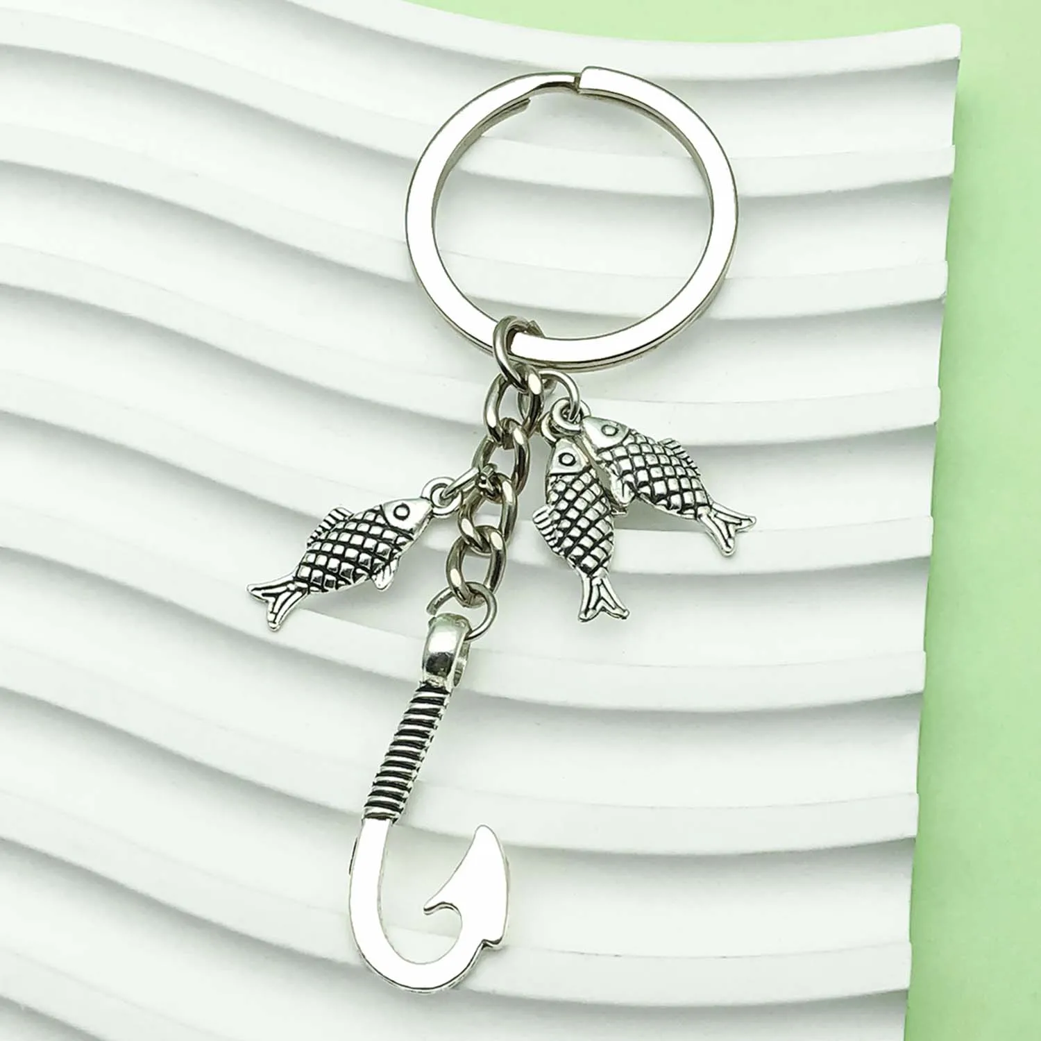 1 Stück modischer schicker Schlüsselanhänger mit Fisch- und Angelhaken-Design, Schlüsselanhänger für Angelbegeisterte aus Legierung, für Autoschlüssel, Rucksäcke, Geldbörsen Image