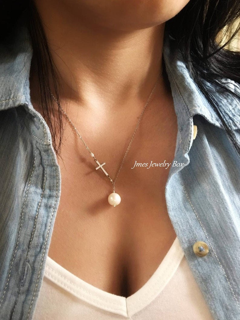 Collana croce d'argento con perle d'acqua dolce color crema, collana in stile Lariat, collana croce d'argento, gioielli croce d'argento, gioielli cris