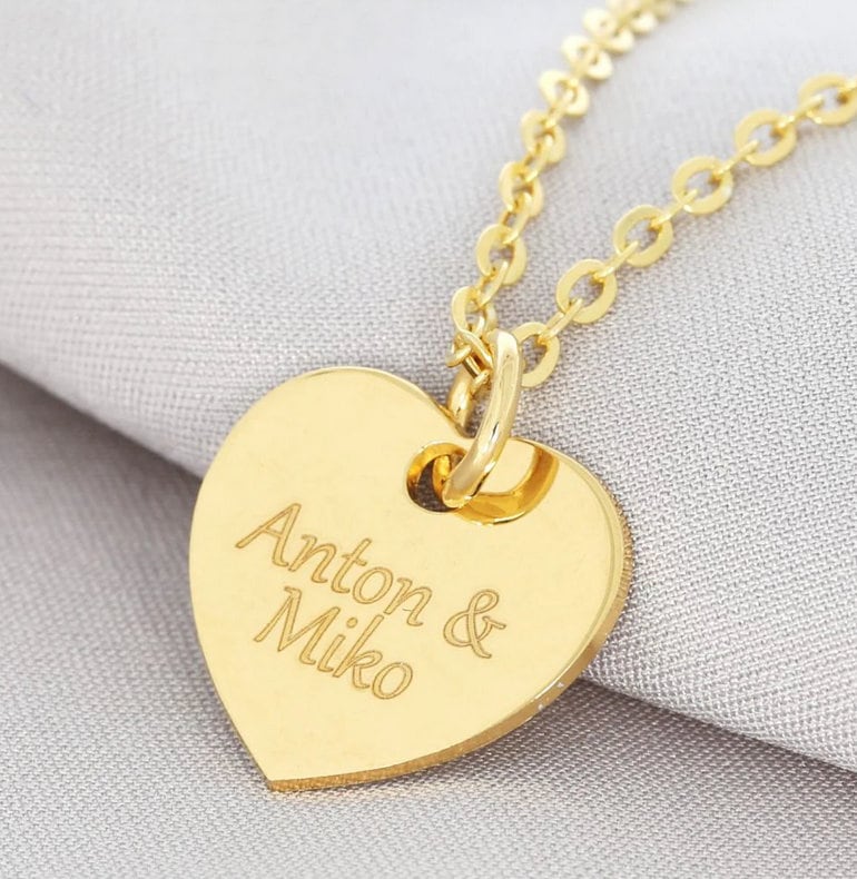 Collana con ciondolo a forma di cuore placcato oro e incisione per donna. Ciondolo: cuore, argento sterling 925, placcato oro. Collana con ciondolo co