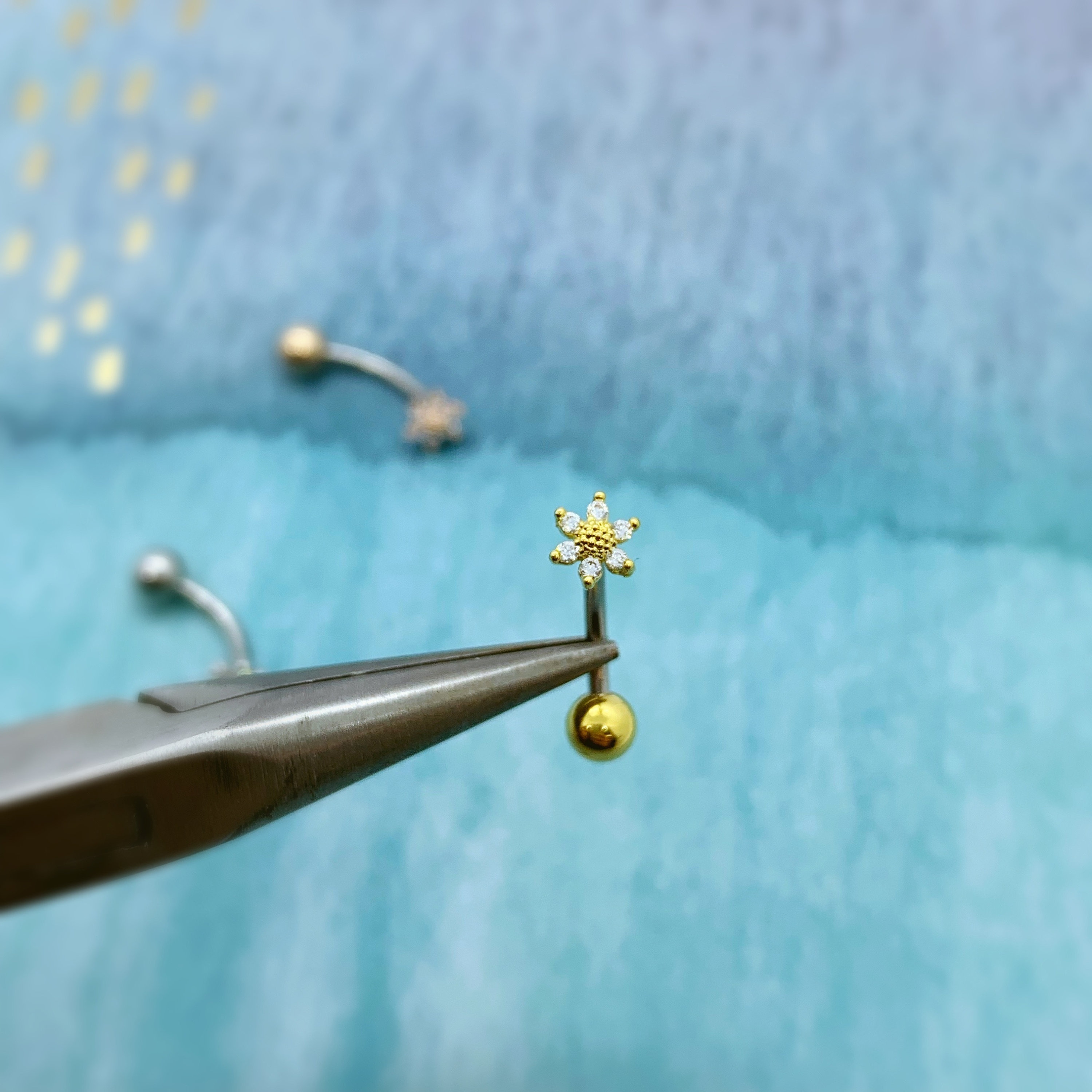 Piercing all'ombelico a forma di girasole * Piercing all'ombelico galleggiante * Piercing all'ombelico delicato * Piccoli piercing all'ombelico in oro