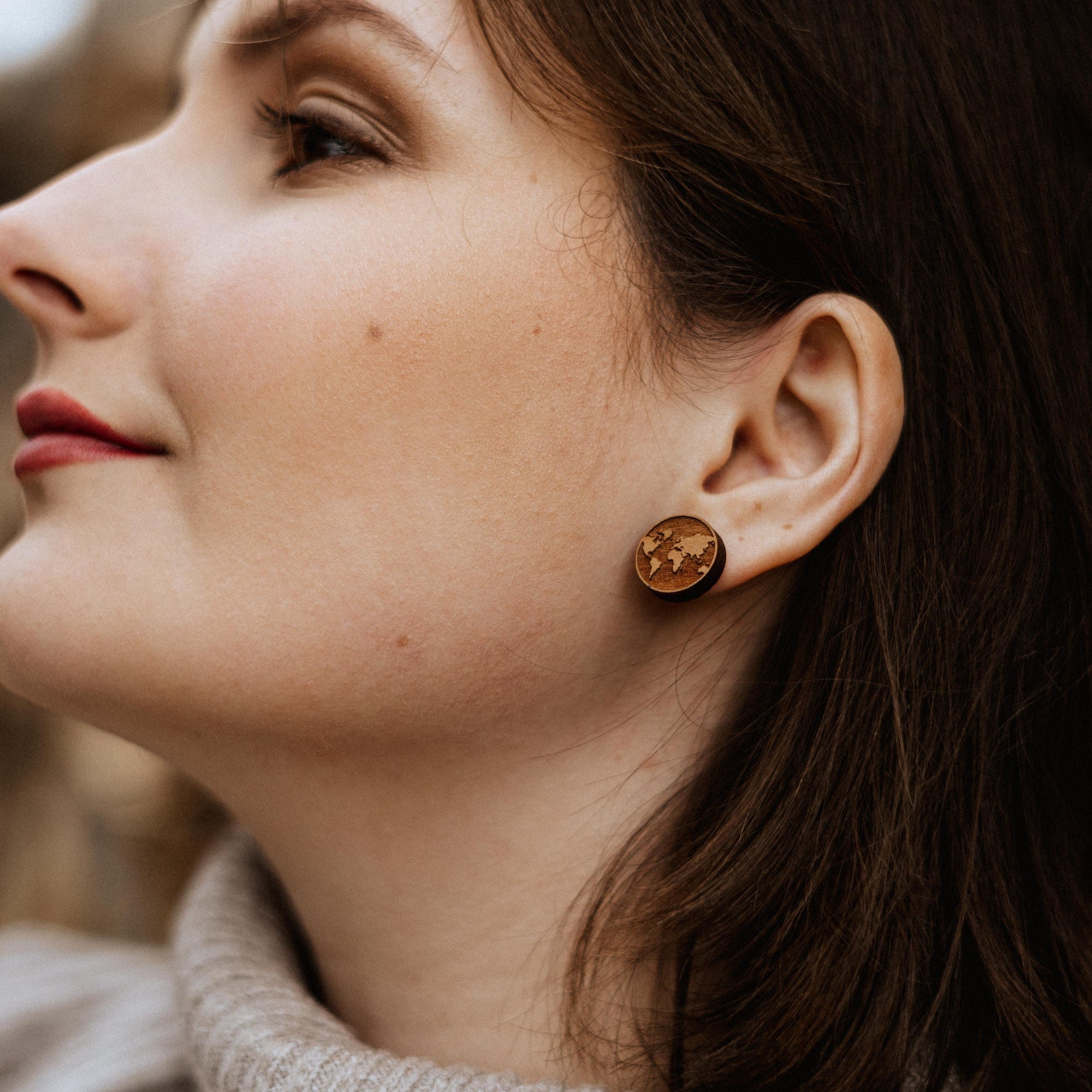 Orecchini a forma di globo in legno, orecchini a bottone in argento sterling, orecchini naturali, gioielli in legno incisi, orecchini in legno, idea r