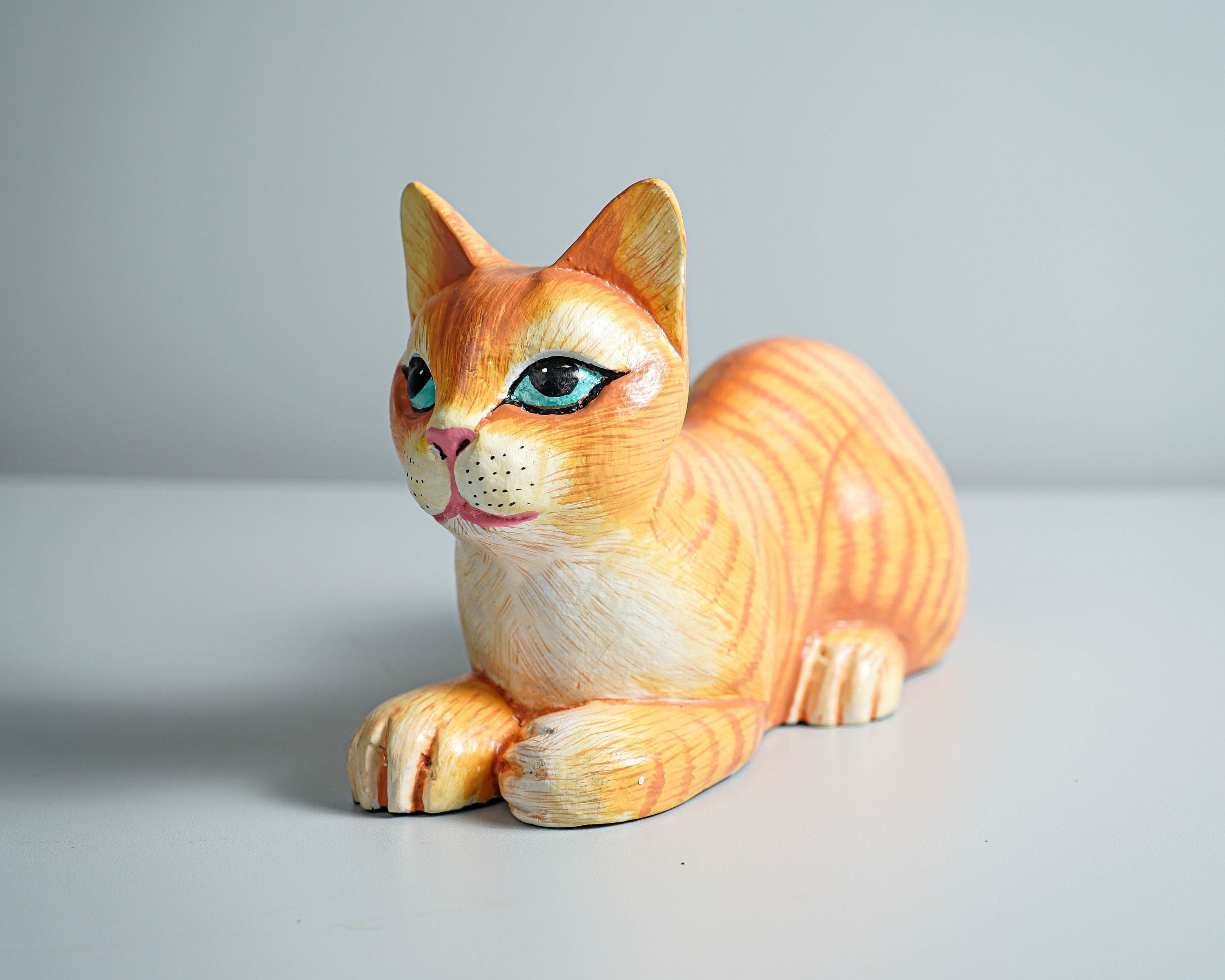 Statua di gatto dipinta, intaglio in legno, statuetta di gatto, ornamento animale, gatto in legno, fatta a mano, statua di gatto colorata