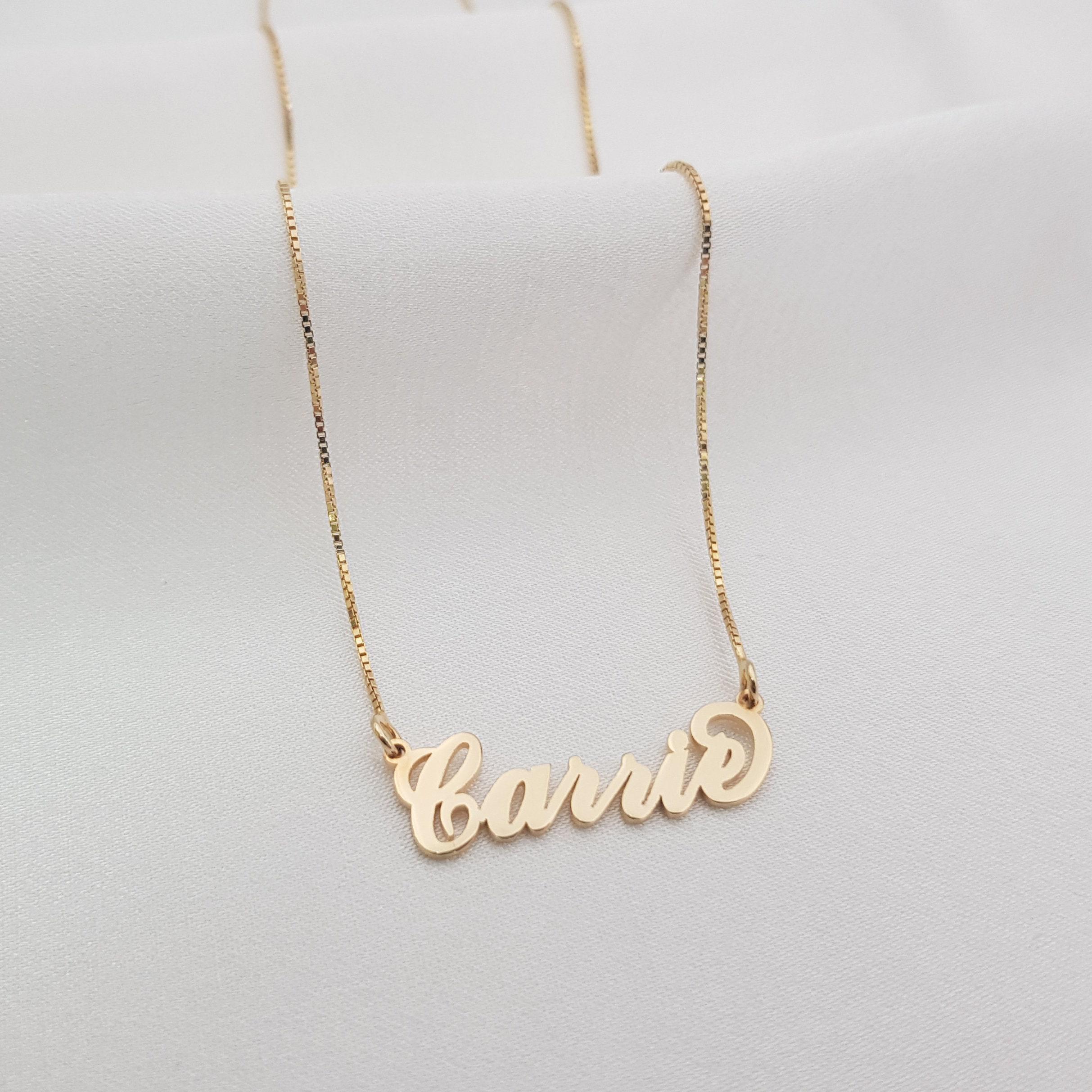 Collana con nome in stile Carrie, targhetta personalizzata in stile Carrie, personalizza il tuo nome con oro massiccio 14 carati o placcato oro, nome