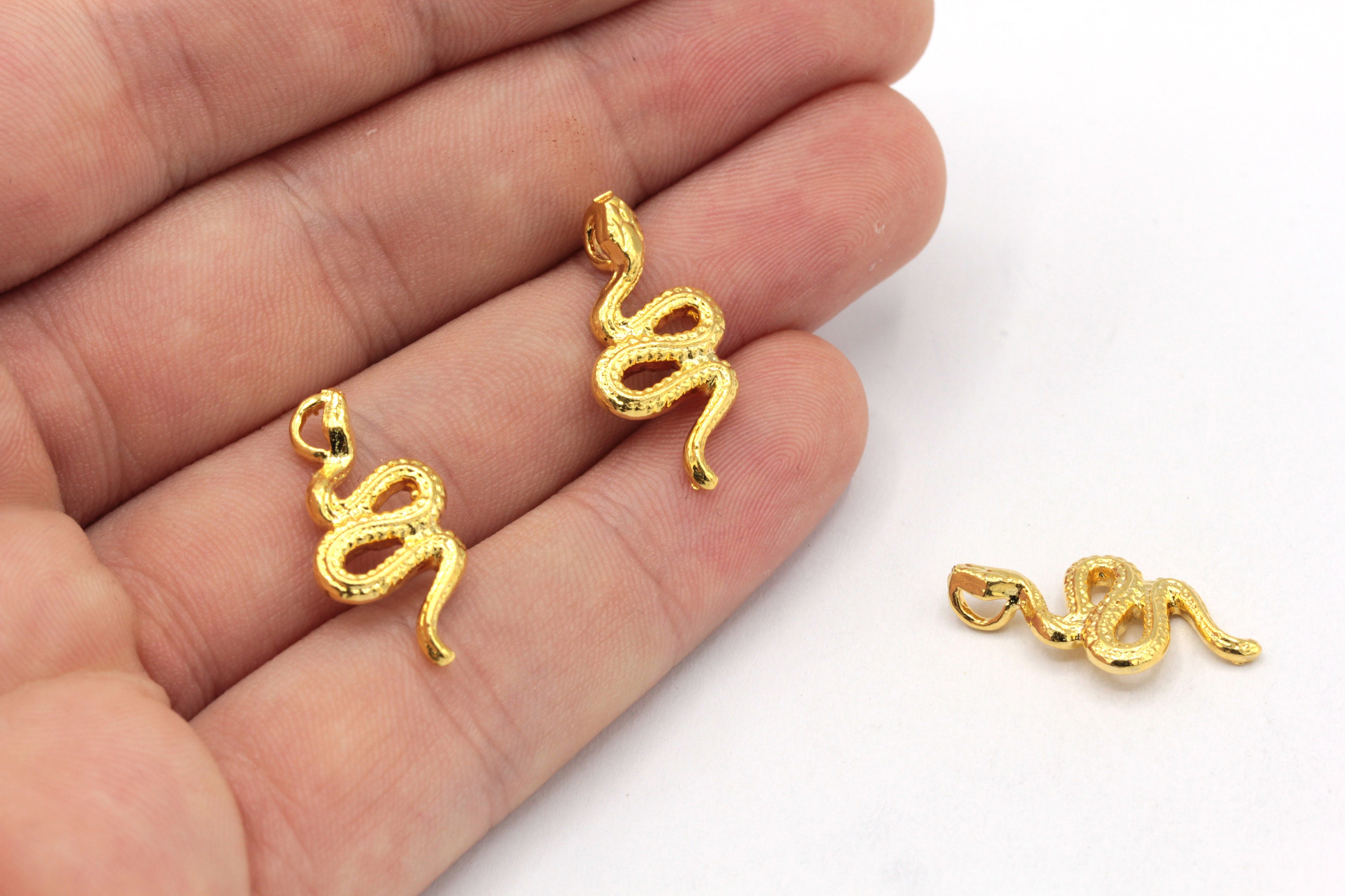 Ciondolo a forma di serpente piccolo placcato in oro lucido 24k da 10 x 23 mm, ciondolo a forma di serpente piccolo, ciondolo a forma di serpente in o