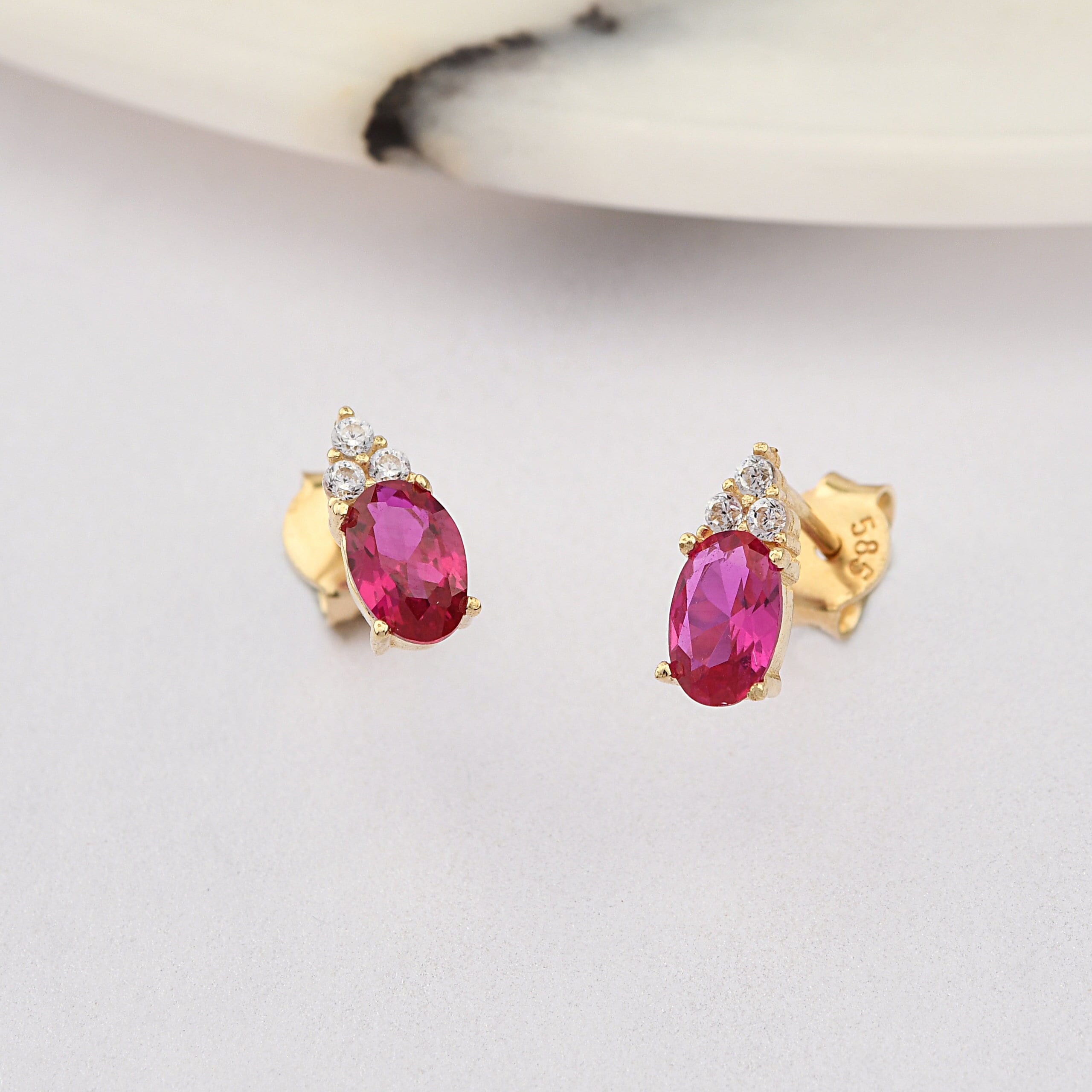 Orecchini in oro 14 carati con rubino, orecchini in oro con rubino, orecchini a bottone con rubino, orecchini con rubino, orecchini in oro con pietre