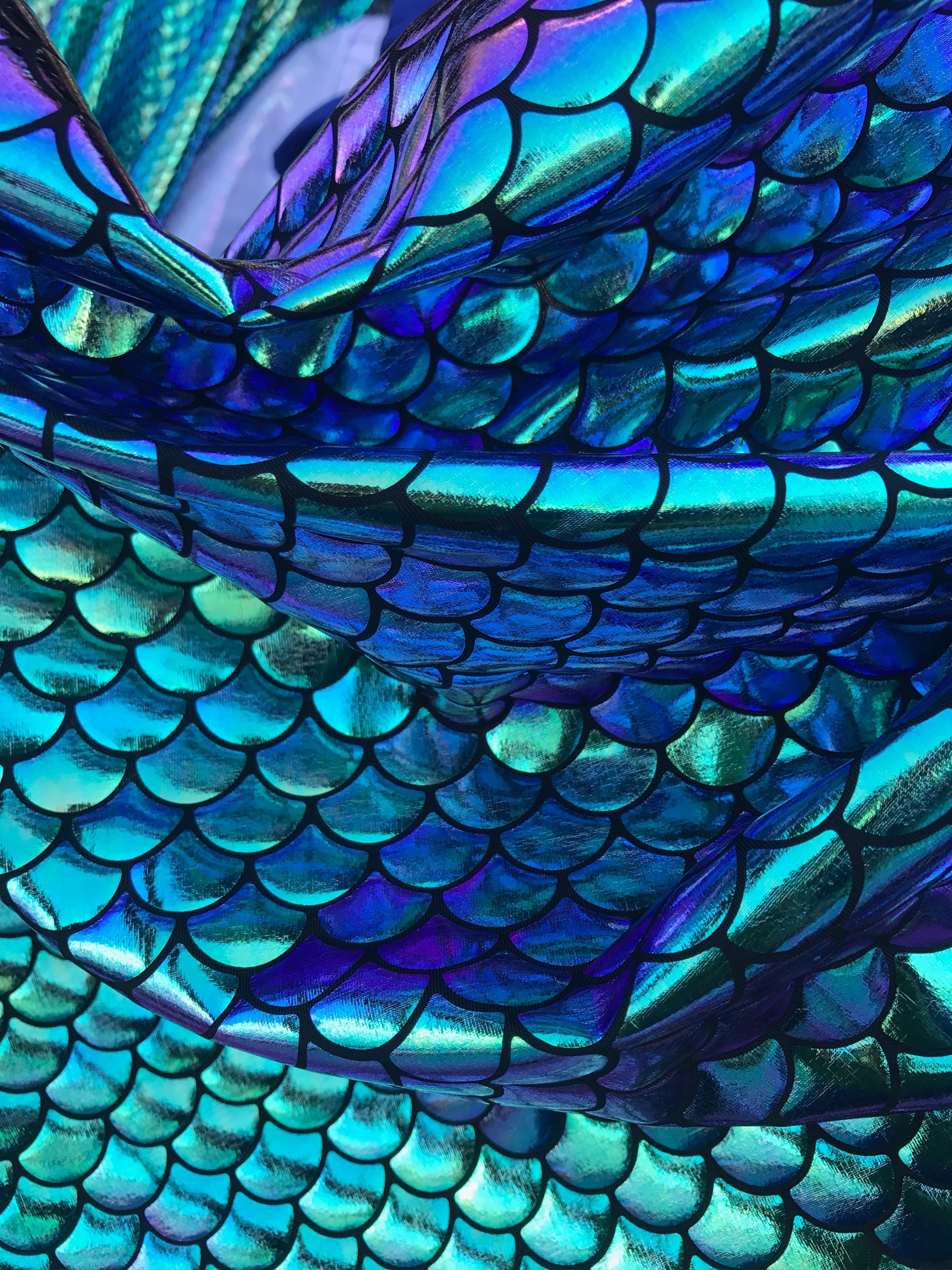 Tessuto a squame di sirena iridescente nei colori {oro/verde/blu/viola} su tessuto in spandex venduto tagliato su misura - Squame di pesce iridescenti