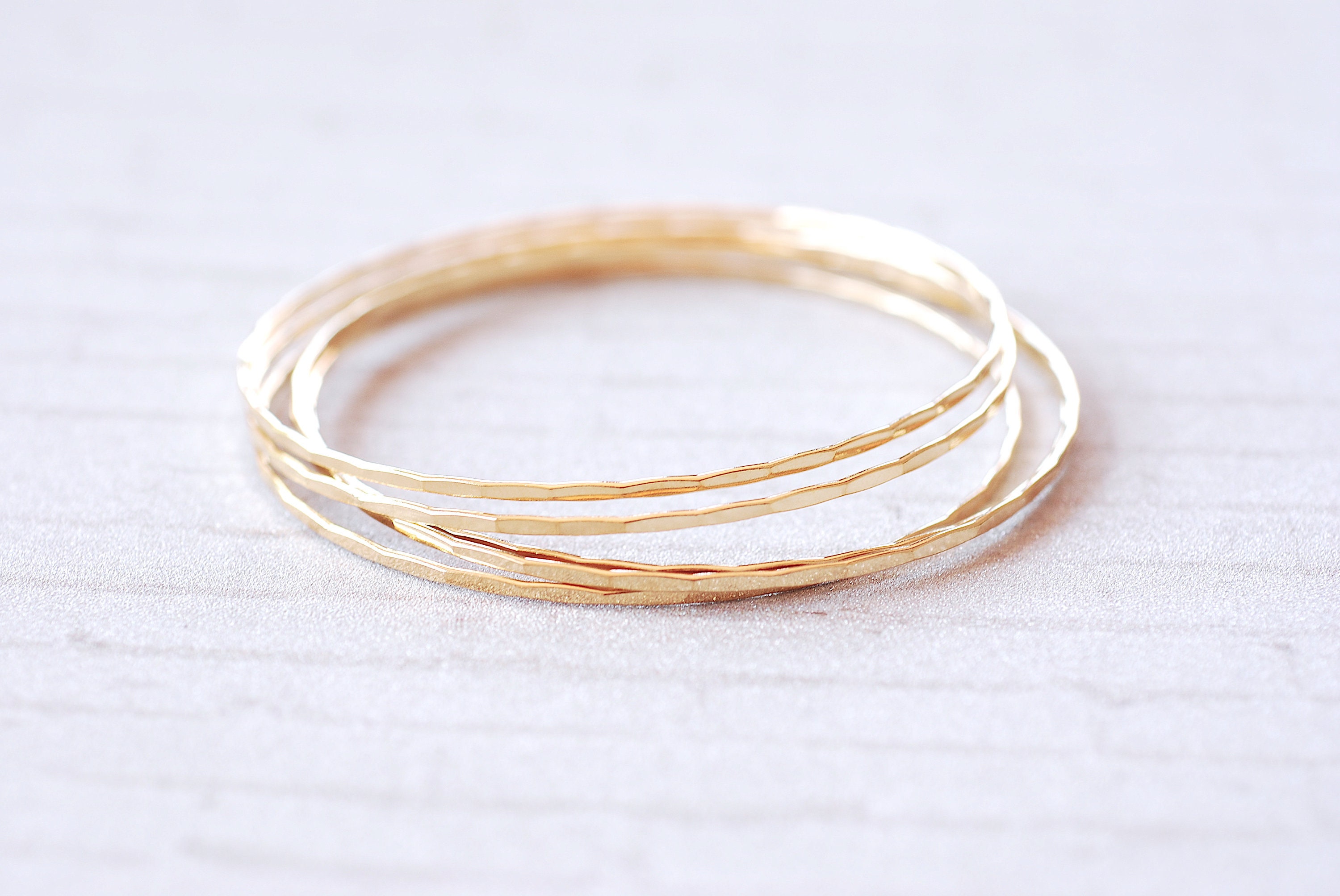 Bracciale rigido martellato riempito d'oro, sottile, semplice, per tutti i giorni, gioiello, bracciale rigido minimalista riempito d'oro 14k, regalo