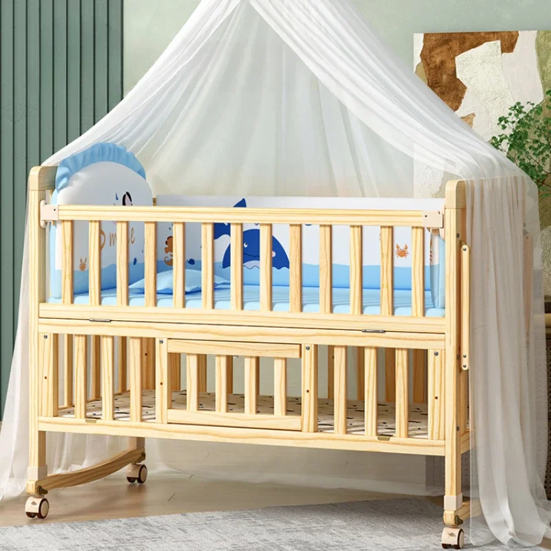 Multifunktionales Kinderbett aus massivem Holz. Spleißbares, umweltfreundliches, bewegliches Babywiegenbett mit Rollen, Babynestbett Image